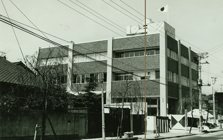創業50周年、新社屋完成（本社を品川区大井に移転 1階は倉庫で中2階を含む搭屋つきの3階建て）